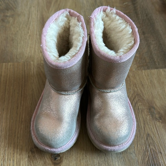 UGG Classic Short II Water Resistant Genuine Shearling Boot Toddler Shoes - Picture 1 of 5
